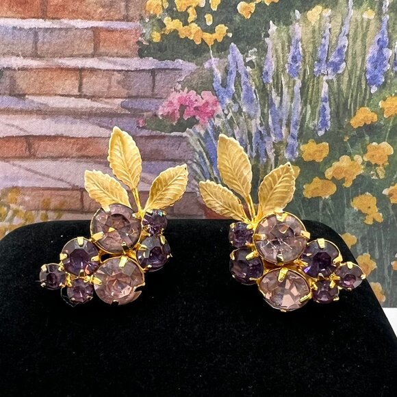 Vintage Lavender Purple Glass Grape Motif Screw-back Earrings - Picture 9 of 11